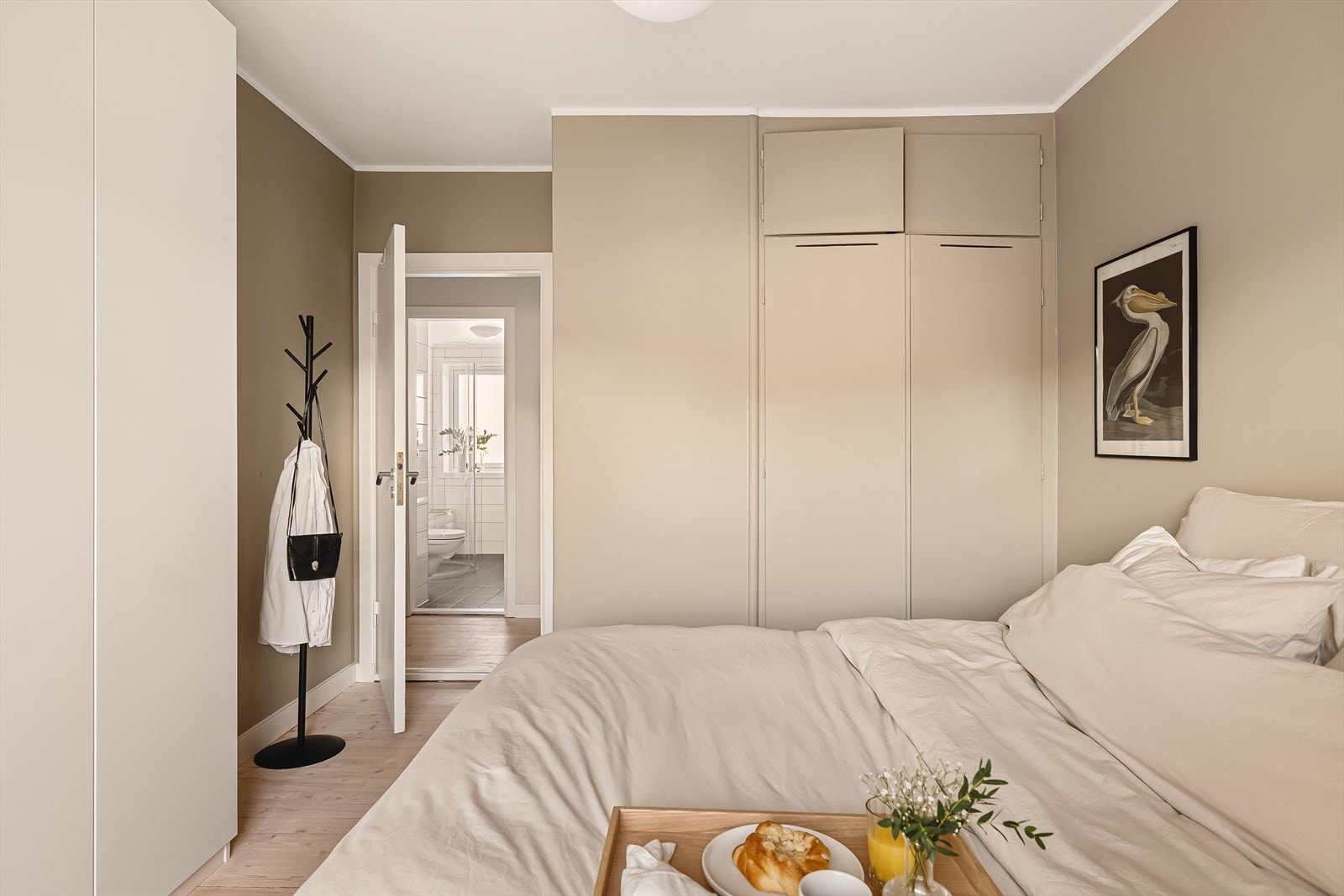 Praktiske innebygde garderobeskap på begge rom gir god oppbevaringsplass, i tillegg til et nyere garderobeskap på hovedsoverommet fra 2023. Galleribilde