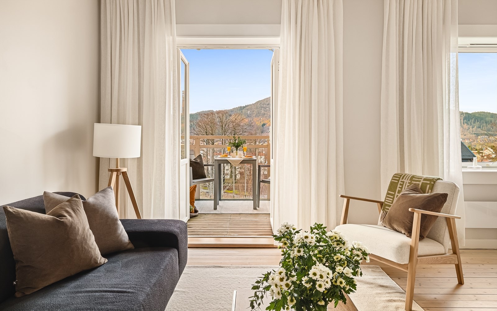 Leiligheten har en flott beliggenhet med meget gode solforhold og åpen utsikt, som gir rikelig med naturlig lys gjennom dagen og en luftig romfølelse. Galleribilde