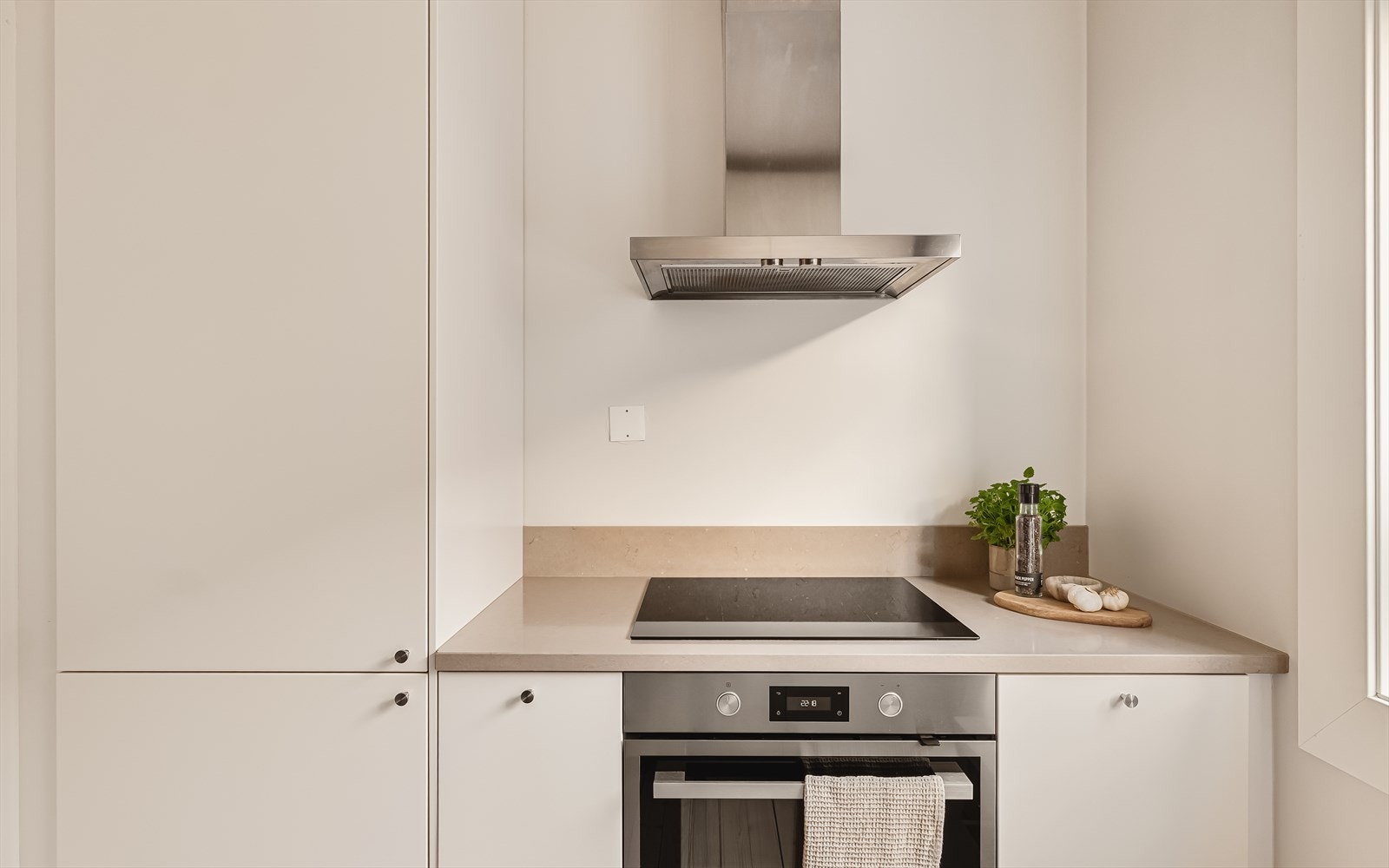 Kjøkkeninnredningen fra IKEA har slett, hvitt design som gir et rent og tidløst preg, og den marmormønstrede kvartsbenkeplaten med underlimt stål vaskekum gir både kvalitet og praktisk arbeidsflate. Galleribilde