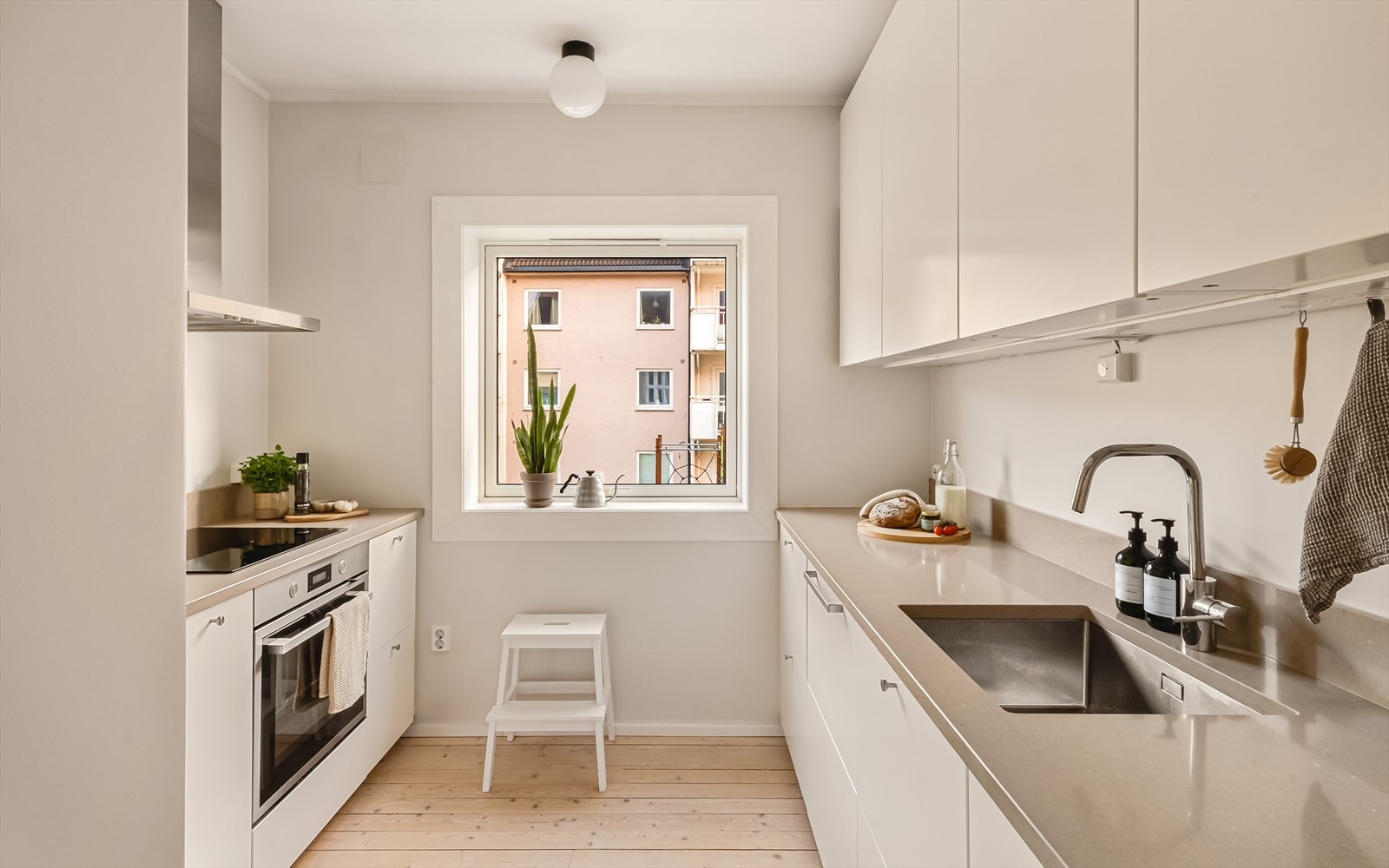 Dette lyse og innbydende kjøkkenet ble fornyet i 2021, og kombinerer funksjonalitet med et elegant uttrykk. Tregulvet gir varme og karakter, mens malt mur på vegger og malt betong i himling skaper en moderne, rå kontrast. Galleribilde