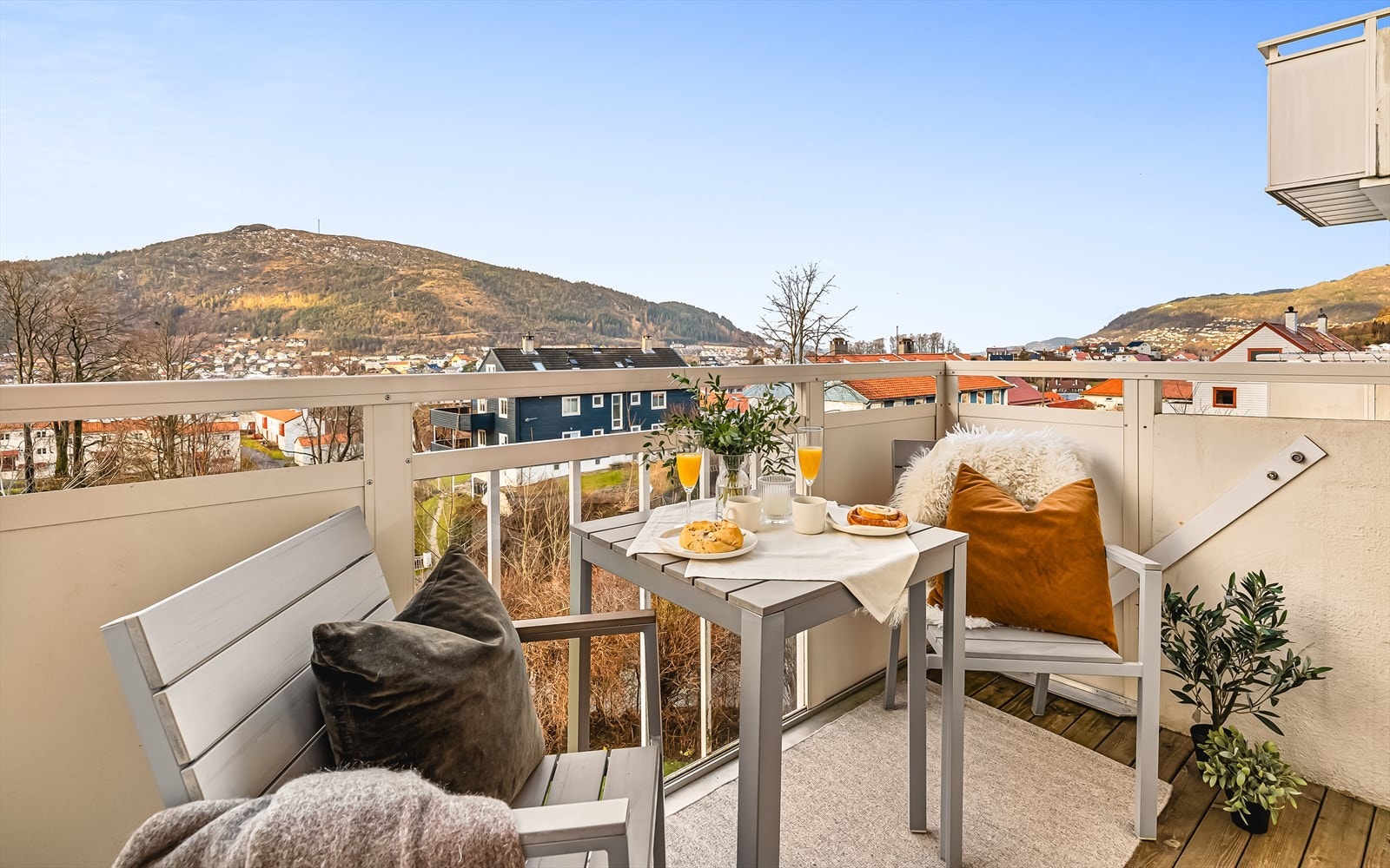 Nordahl Rolfsens Vei 27C har en flott beliggenhet i Nattland Borettslag, sentralt på Landås. Leiligheten ligger i 2.etasje, høyt og fritt, som gir nydelig utsikt over nærområde, deler av Bergensdalen, Løvstakken og Landåsfjellet. Galleribilde