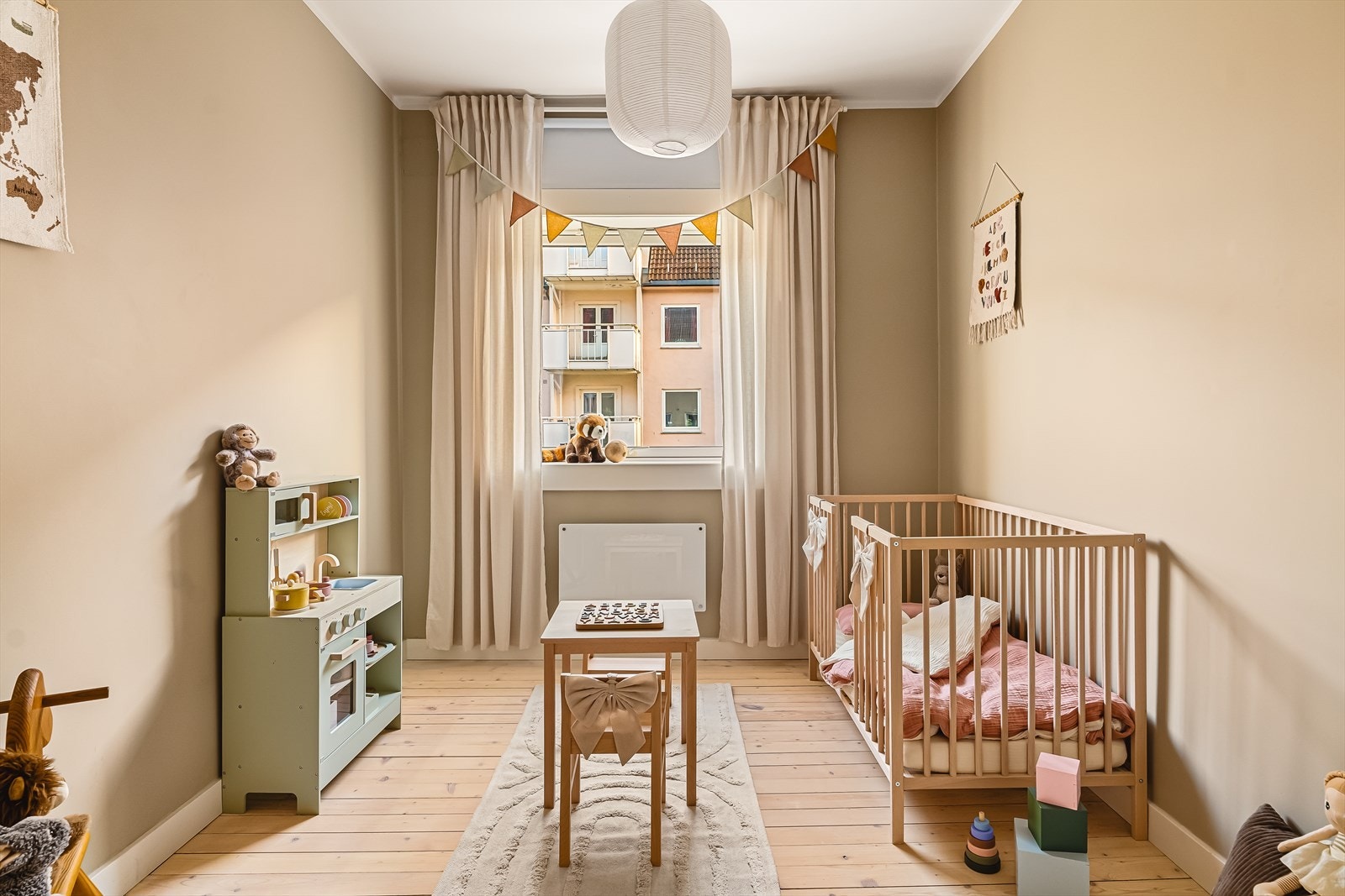 Begge soverommene har gjennomgående oppgraderte overflater fra 2021, som gir et lyst og moderne preg. Galleribilde