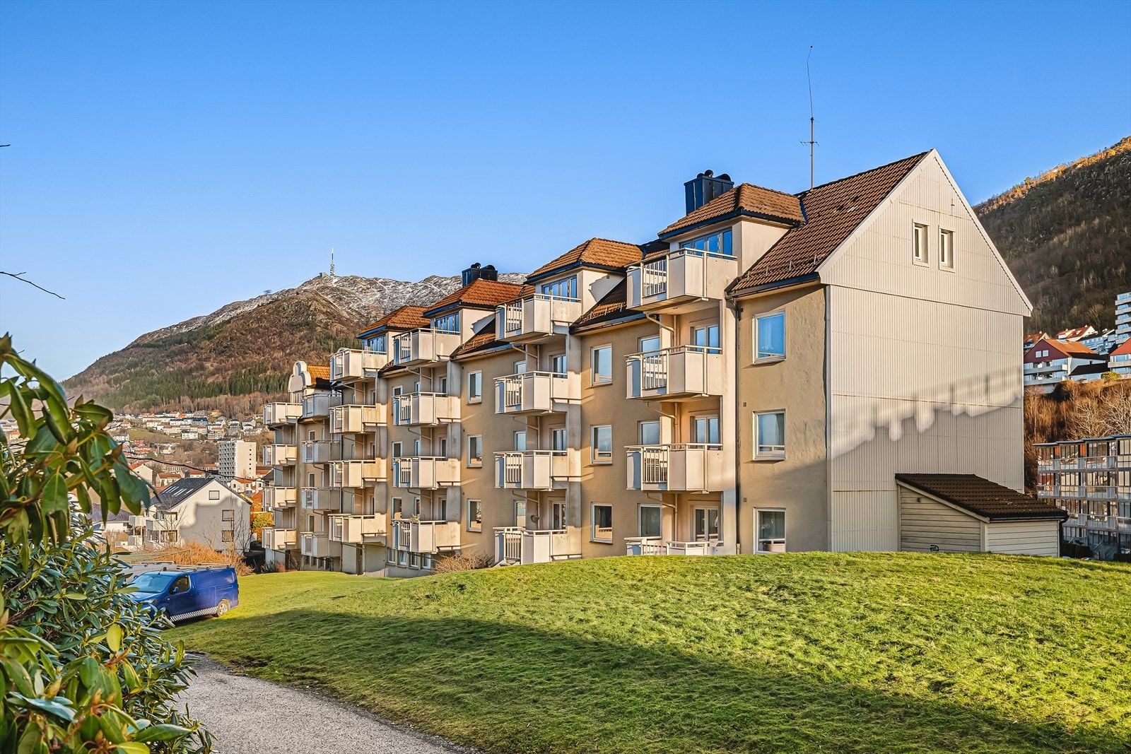 Natland Borettslag består av 128 leiligheter i lavblokker. Til tross for den rolige og tilbaketrukne beliggenheten har du alt du trenger i hverdagen like i nærheten. Galleribilde