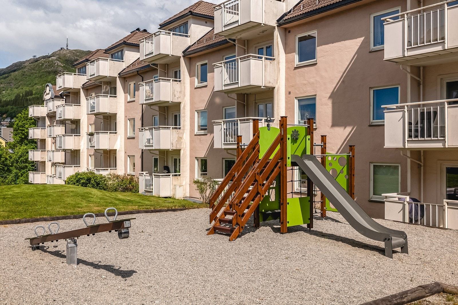 Verdt å nevne er også de trivelige grøntarealene som borettslaget har - i form av hage, diverse beplanting og lekeplasser. Galleribilde