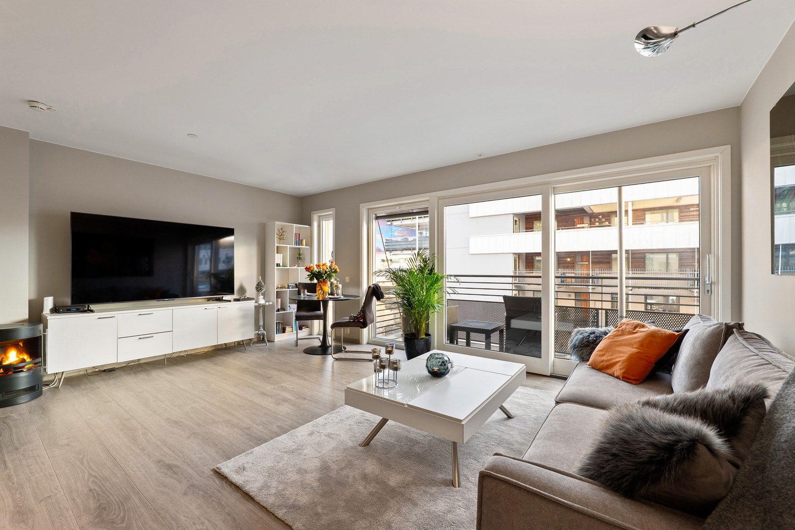 Leiligheten ble oppført med moderne standard for byggeåret. Balansert ventilasjon og vannbåren gulvvarme sikrer godt klima og stabil temperatur innendørs. Galleribilde