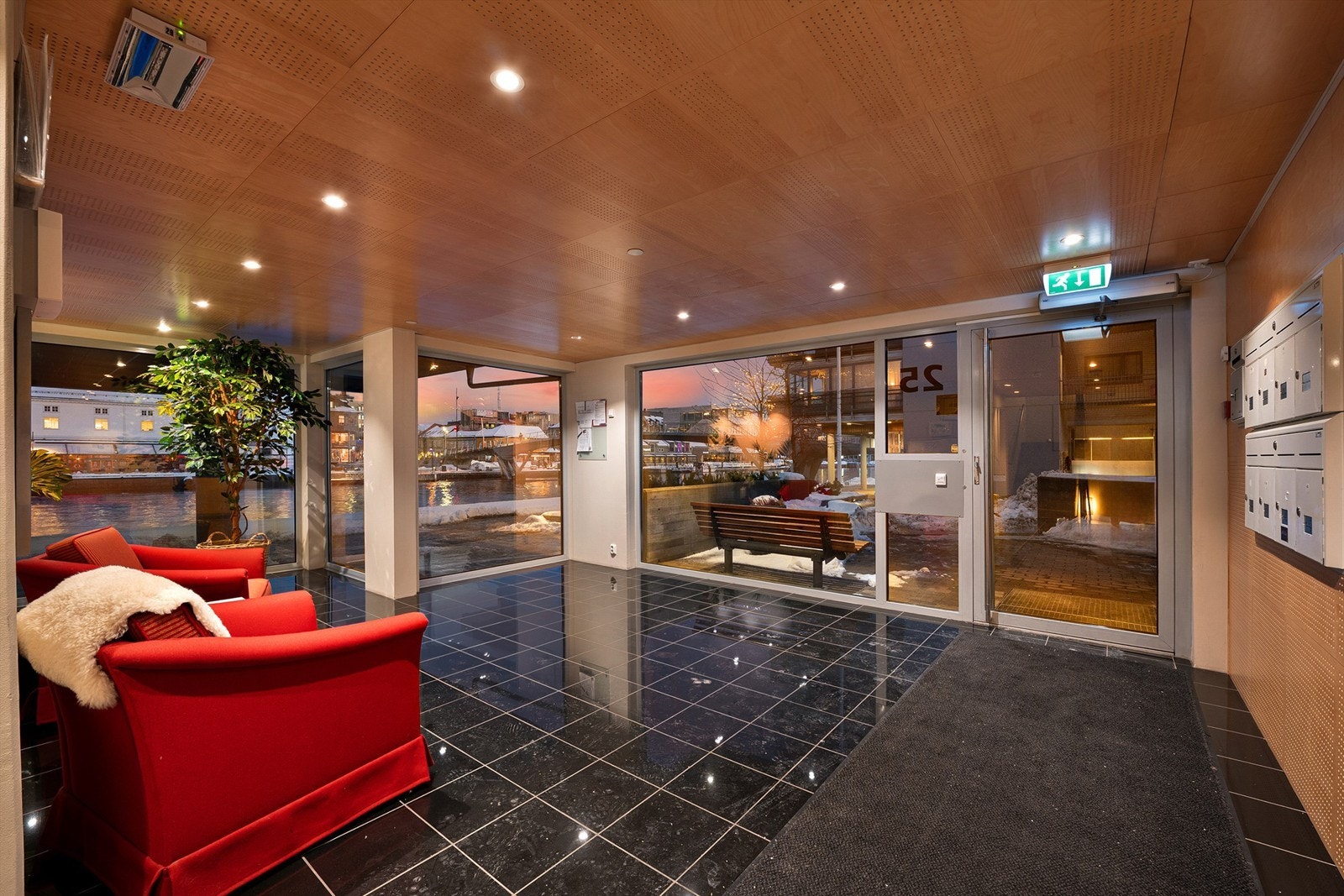 Representabelt fellesareal i første etasje; hovedinngang / felles hall der leilighetens postkasse er lokalisert. Galleribilde