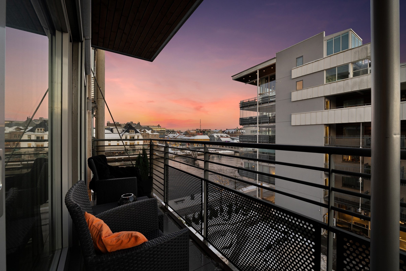 Leiligheten i Gamle Beddingvei 25 presenteres av Karl Robert Hansen i Krogsveen. Fotograf; Kristoffer Kristiansen. Galleribilde