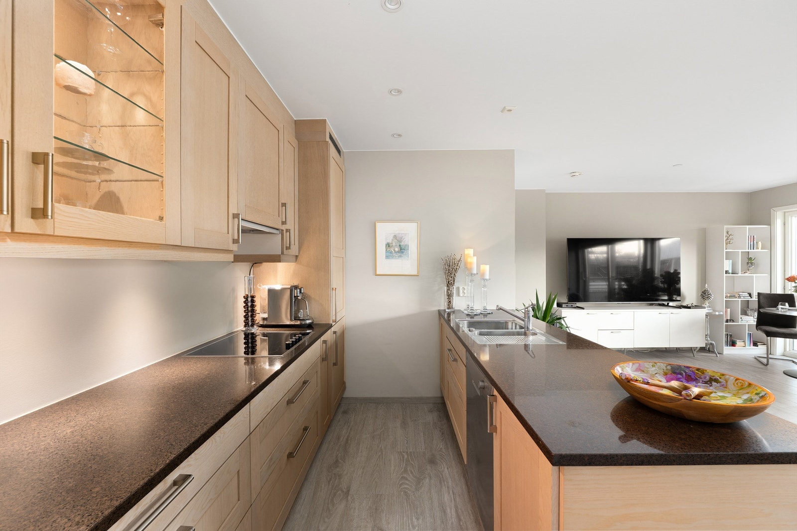 Store arbeidsflater rundt både platetopp og vask gjør kjøkkenet bruksvennlig. Praktisk er det også med vask i flukt med benkeplatens overflate. Galleribilde