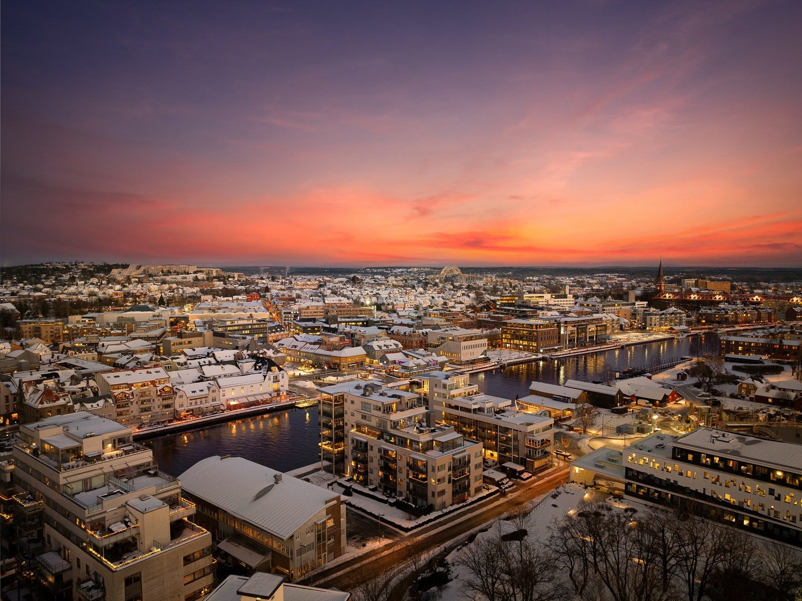Garasjeanlegget har enkel inn- og utkjøring. Gjesteparkering finnes foran blokken. Galleribilde