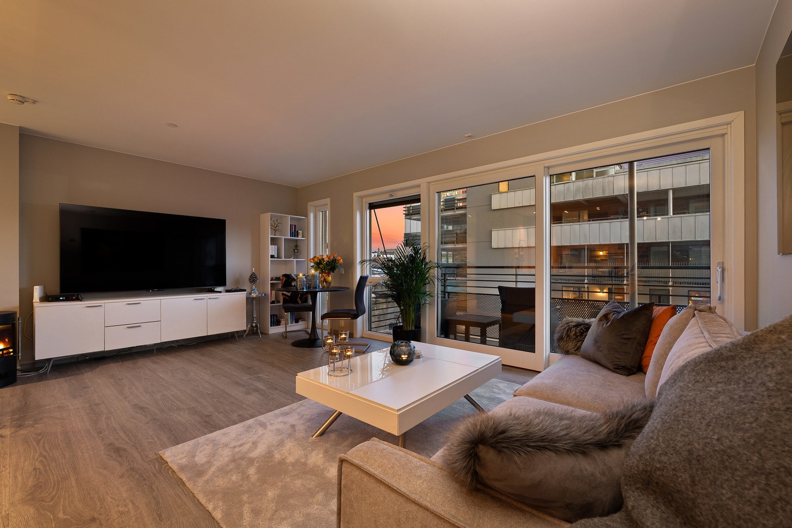 Rekken av store vinduer i stuens sydvegg gir både utsyn og en åpen romfølelse. Galleribilde