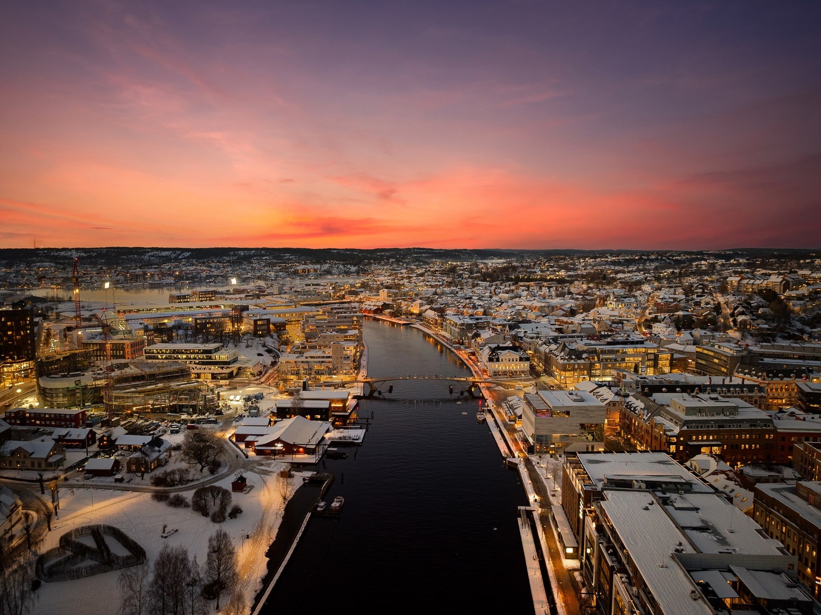 Gratis ferge til bl.a. Gamlebyen og Gressvik/Ålekilene har hyppig avganger fra Værste. Rett over elven ligger en lang rekke gode serveringssteder og byens kulturelle nav Litteraturhuset. Galleribilde