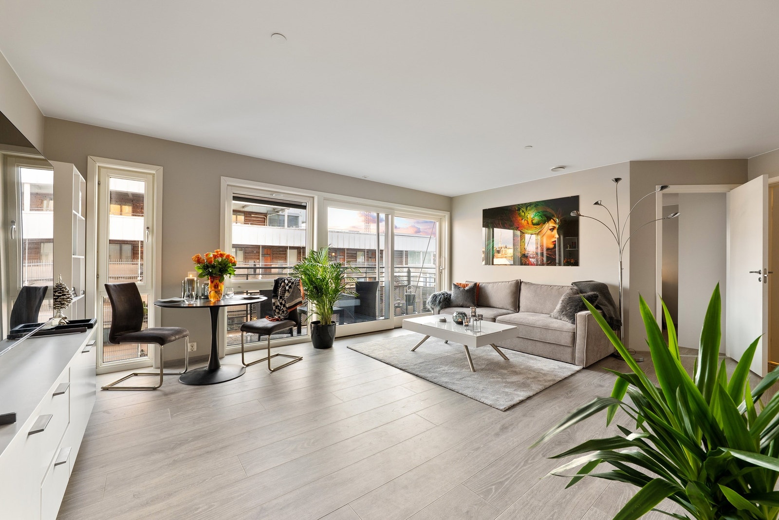 Stuen er romslig og fullt mulig å møblere også med en spisegruppe i tillegg til sofa. Galleribilde