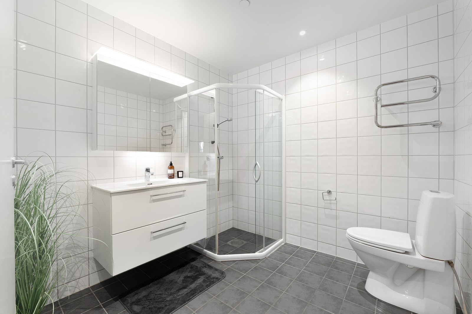 Nye baderomsmøbler er montert i senere år. Badet for øvrig er fra byggeåret. Galleribilde