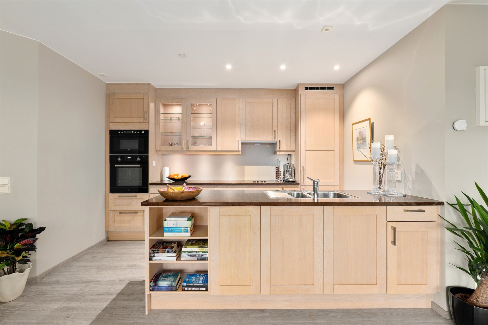 Hvitevarene på kjøkkenet er alle integrert, stekeovnen hendig plassert i god arbeidshøyde. Galleribilde