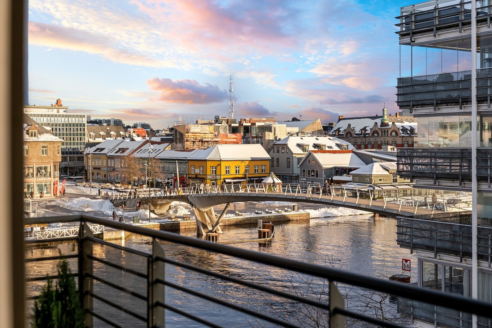 I stuen sees like fin utsikt som ute på balkongen. Galleribilde