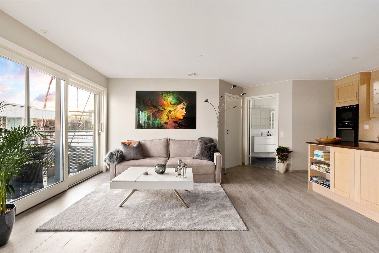 Lysforholdene i stuen er meget gode - dagen gjennom. Galleribilde