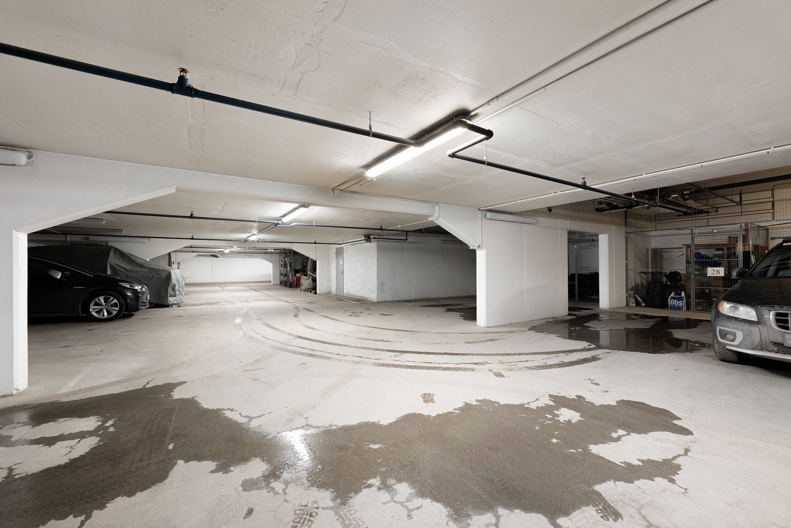 I garasjeanlegget disponerer leiligheten en fast biloppstillingsplass med tilknyttet bod. Galleribilde