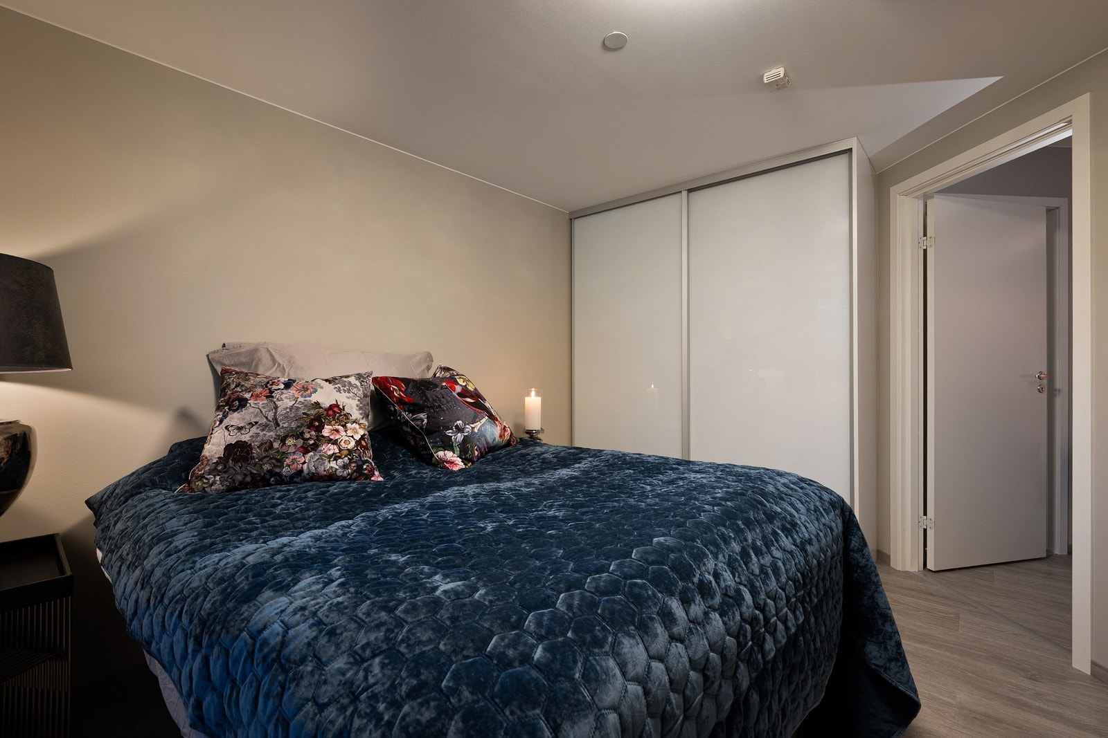 Skyvedørsgarderobe ble installert samtidig med oppussing av soverommet. I tillegg er innerdøren til både soverommet og badet skiftet ut. Galleribilde