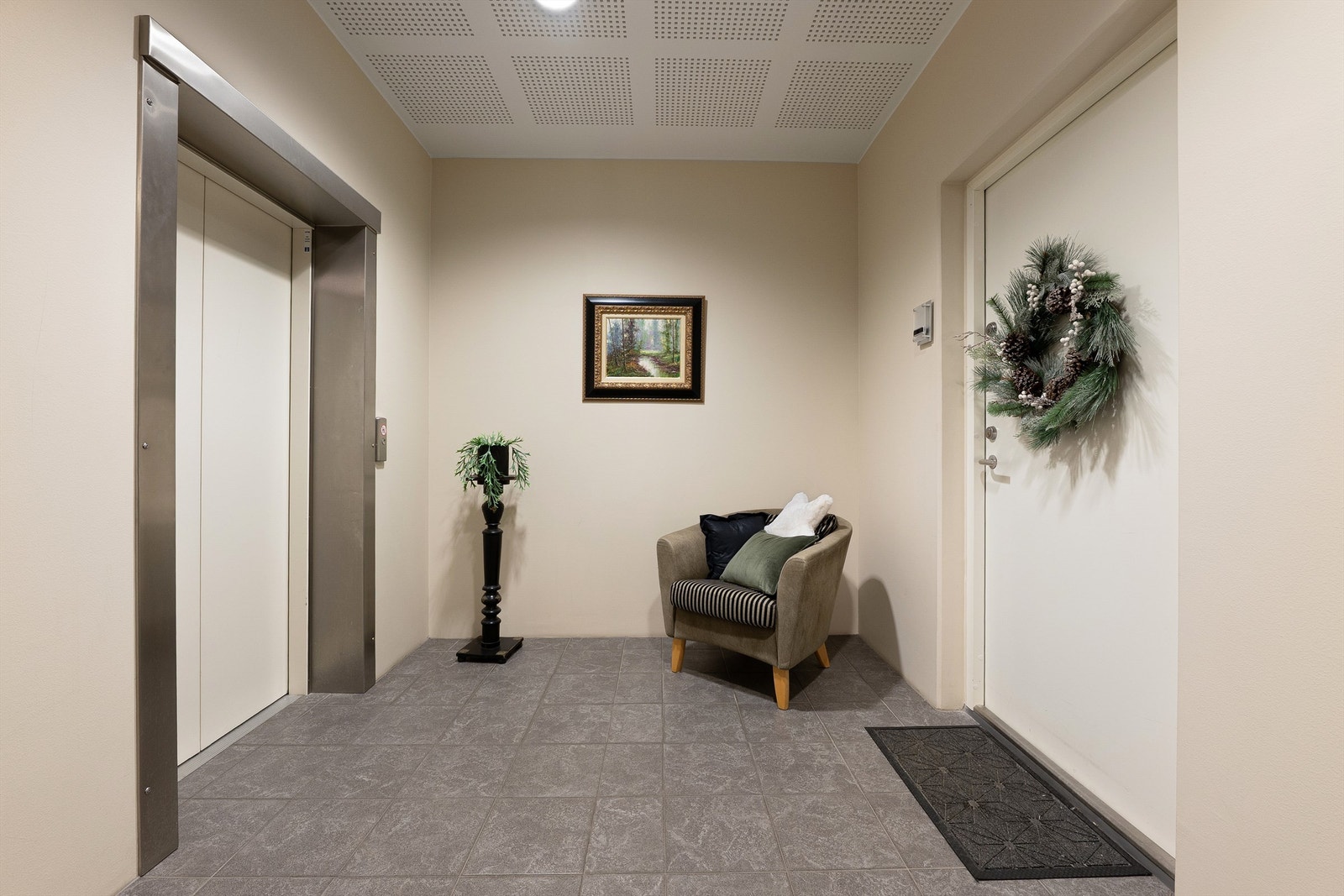 Det er meget enkel adkomst til leiligheten. Heisen er rett utenfor døren og tar deg direkte ned til kjelleren med både garasjeanlegg og bod. Galleribilde