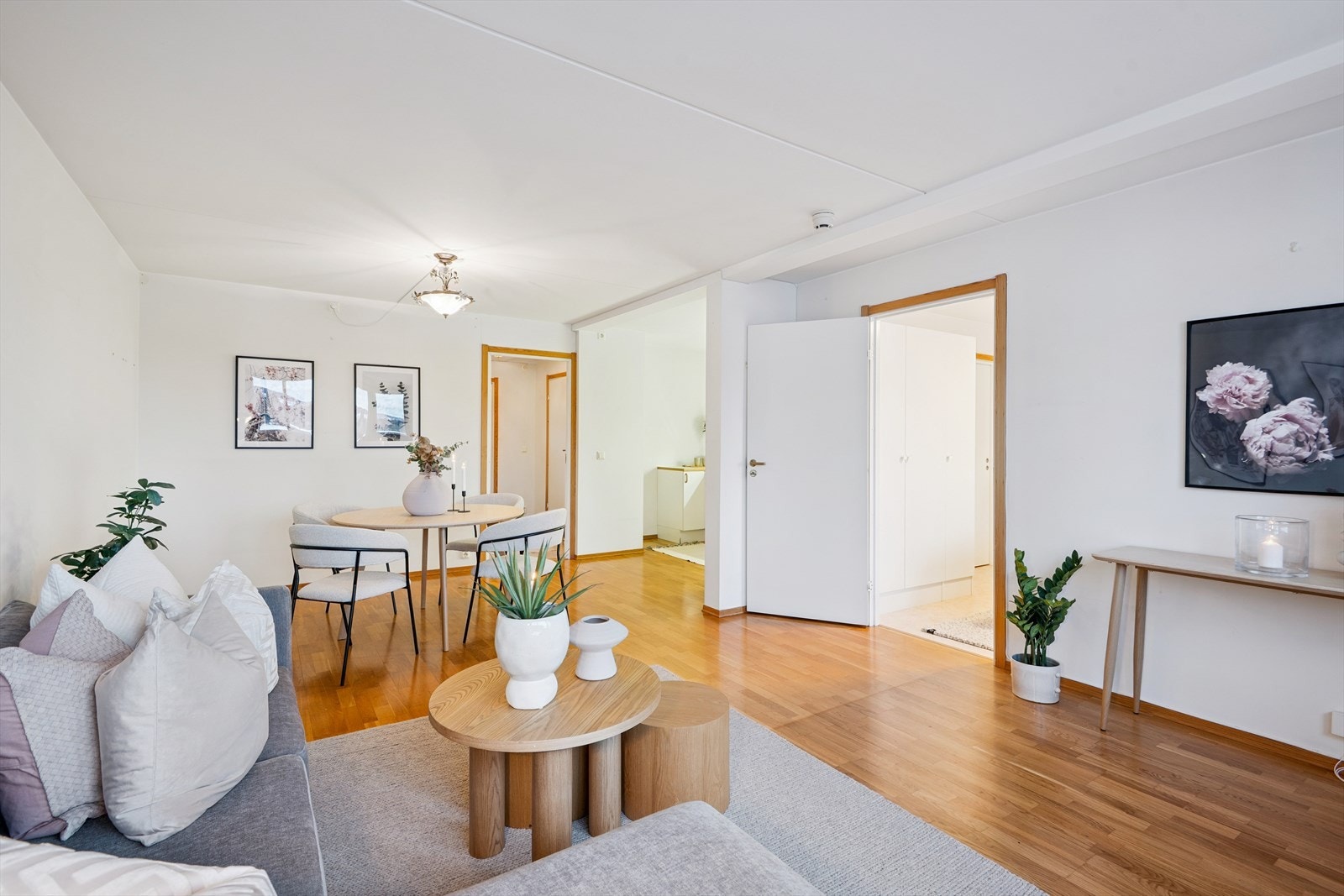 Den åpne løsningen gir en god romfølelse og fleksible møbleringsmuligheter. Galleribilde