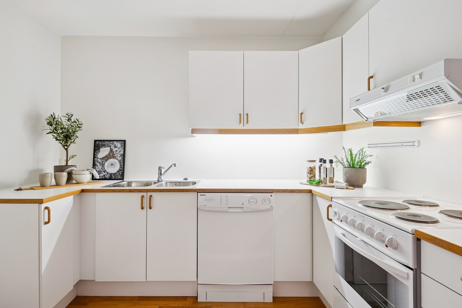 Det er avsatt plass til frittstående hvitevarer som komfyr og oppvaskmaskin. Galleribilde