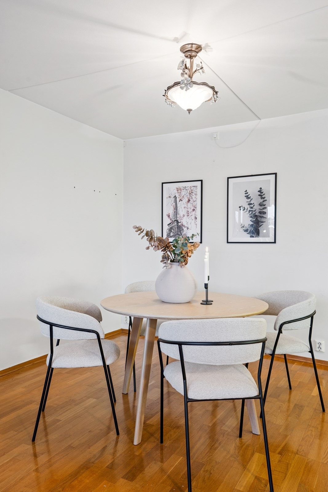 Spisestuen er et hyggelig samlingspunkt for måltider. Galleribilde