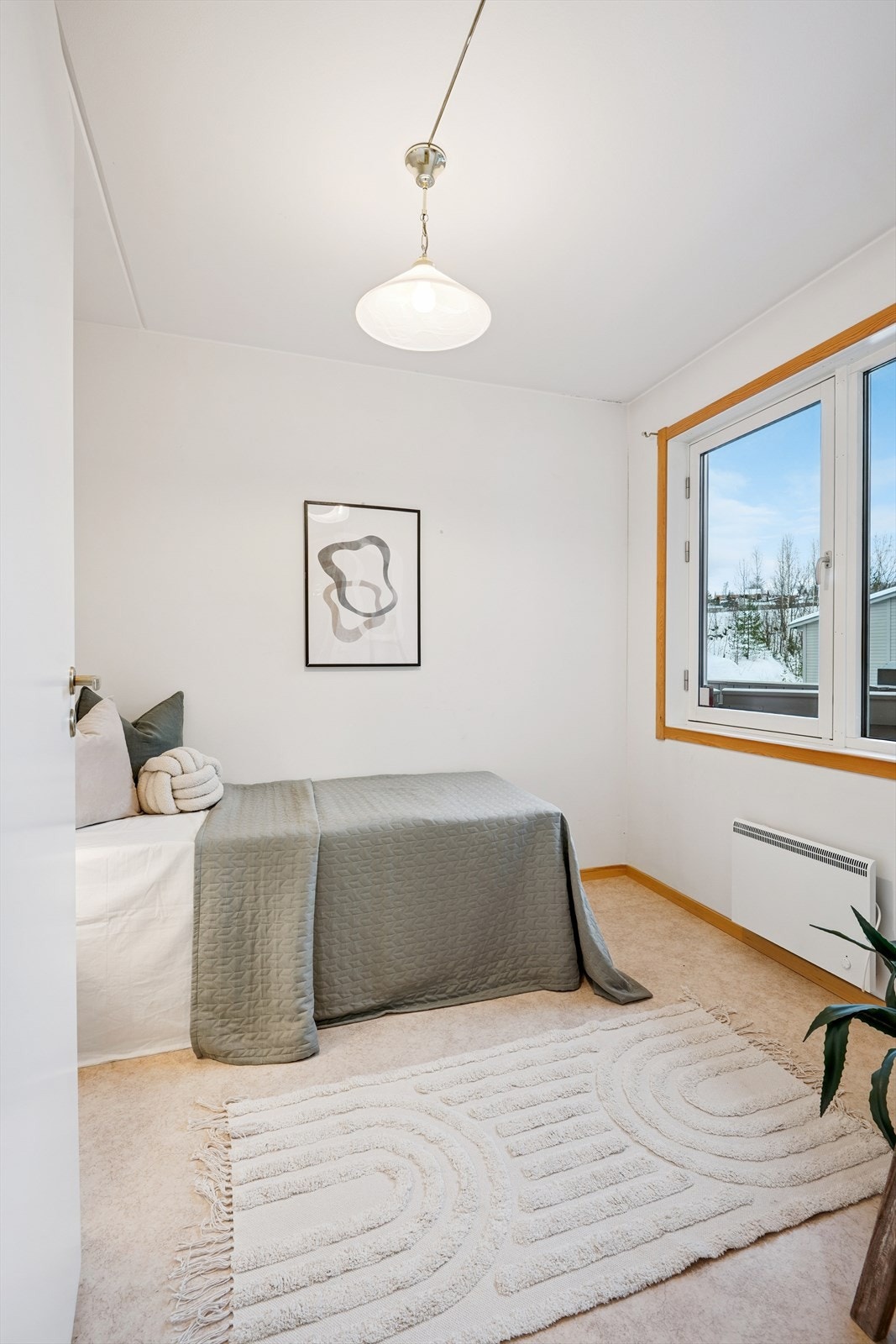 Leilighetens andre soverom har en fin størrelse, ideelt som barnerom eller kontor. Galleribilde