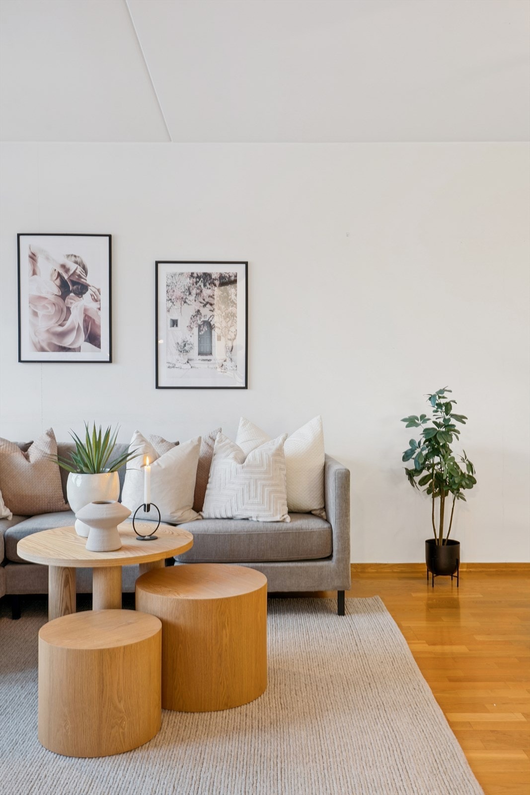 Stuen er romslig med malte, glatte vegger og god plass til sofagruppe. Galleribilde