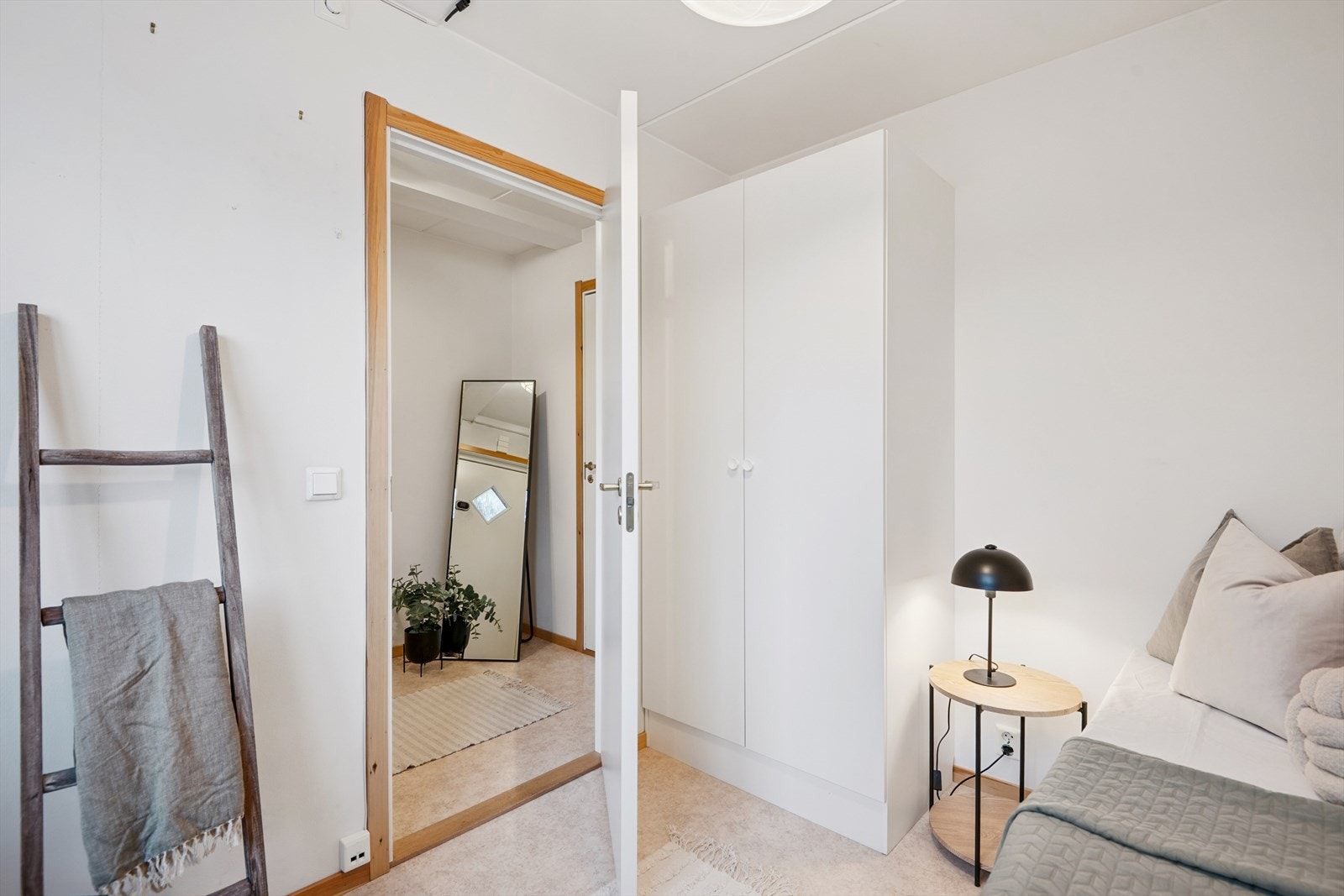 Soverommet har inngang fra entréen og vindu mot svalgangen. Galleribilde