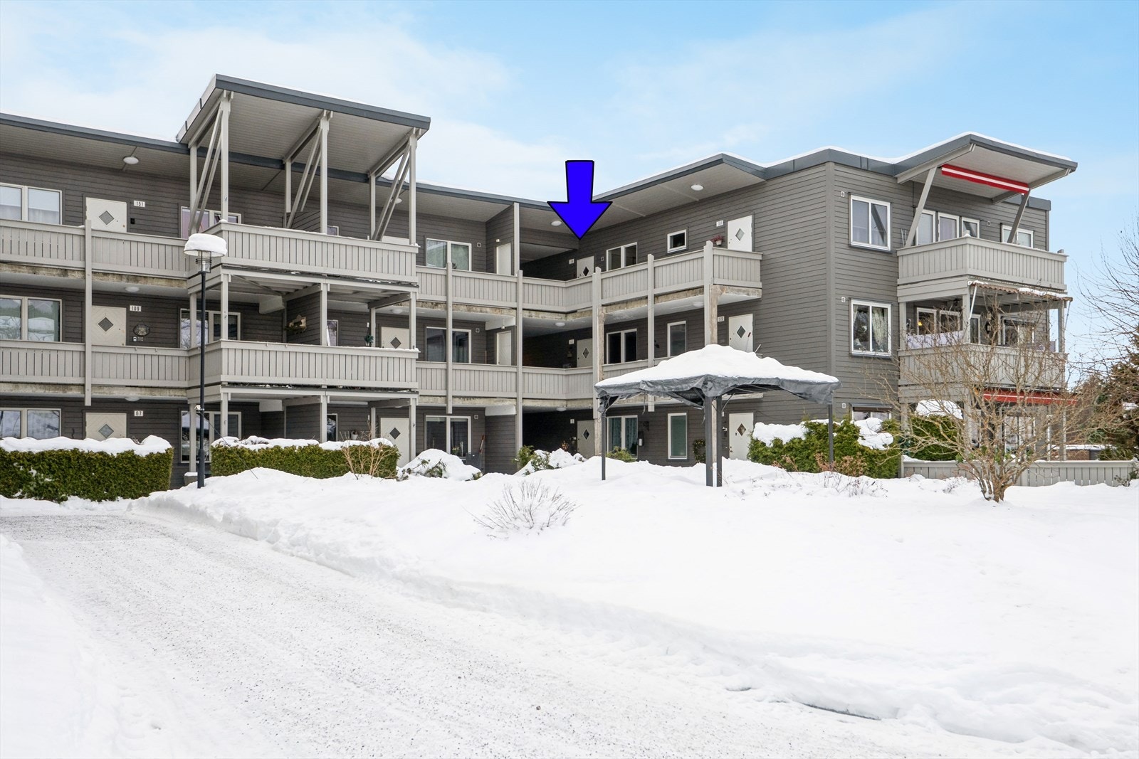 Sameiet Ørfiskebekken har koselige fellesområder med sittegrupper og diverse beplantning. Galleribilde