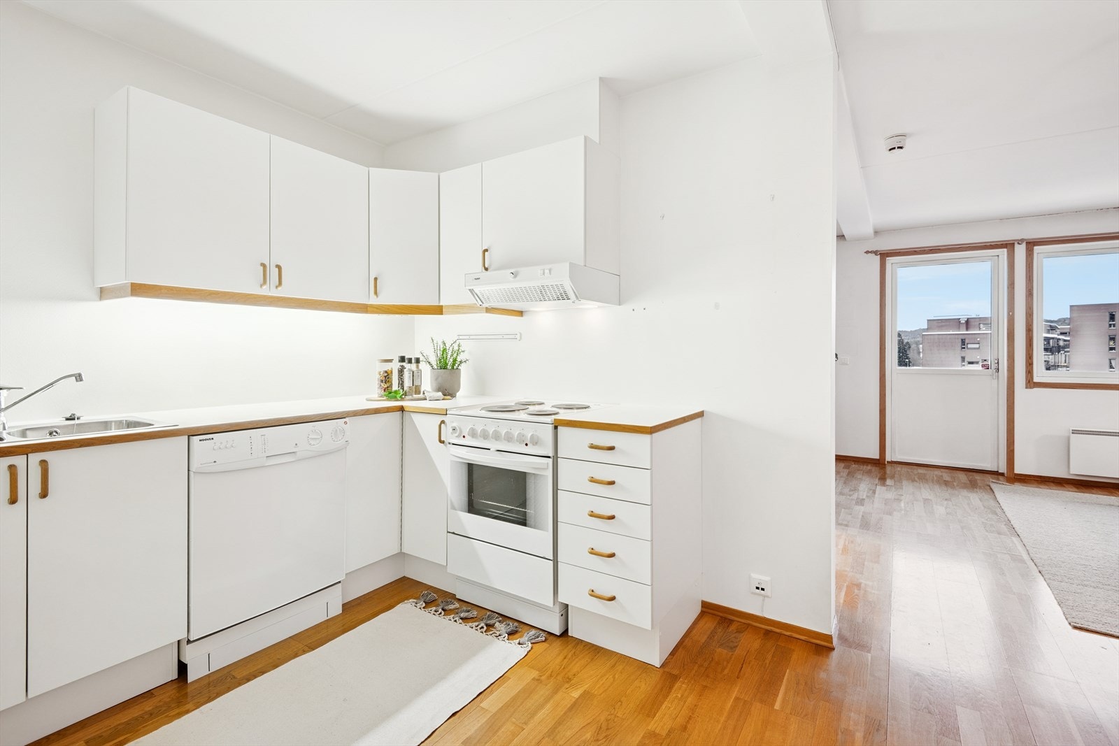 Kjøkkenkroken ligger tilbaketrukket med åpen løsning inn mot stuen. Galleribilde