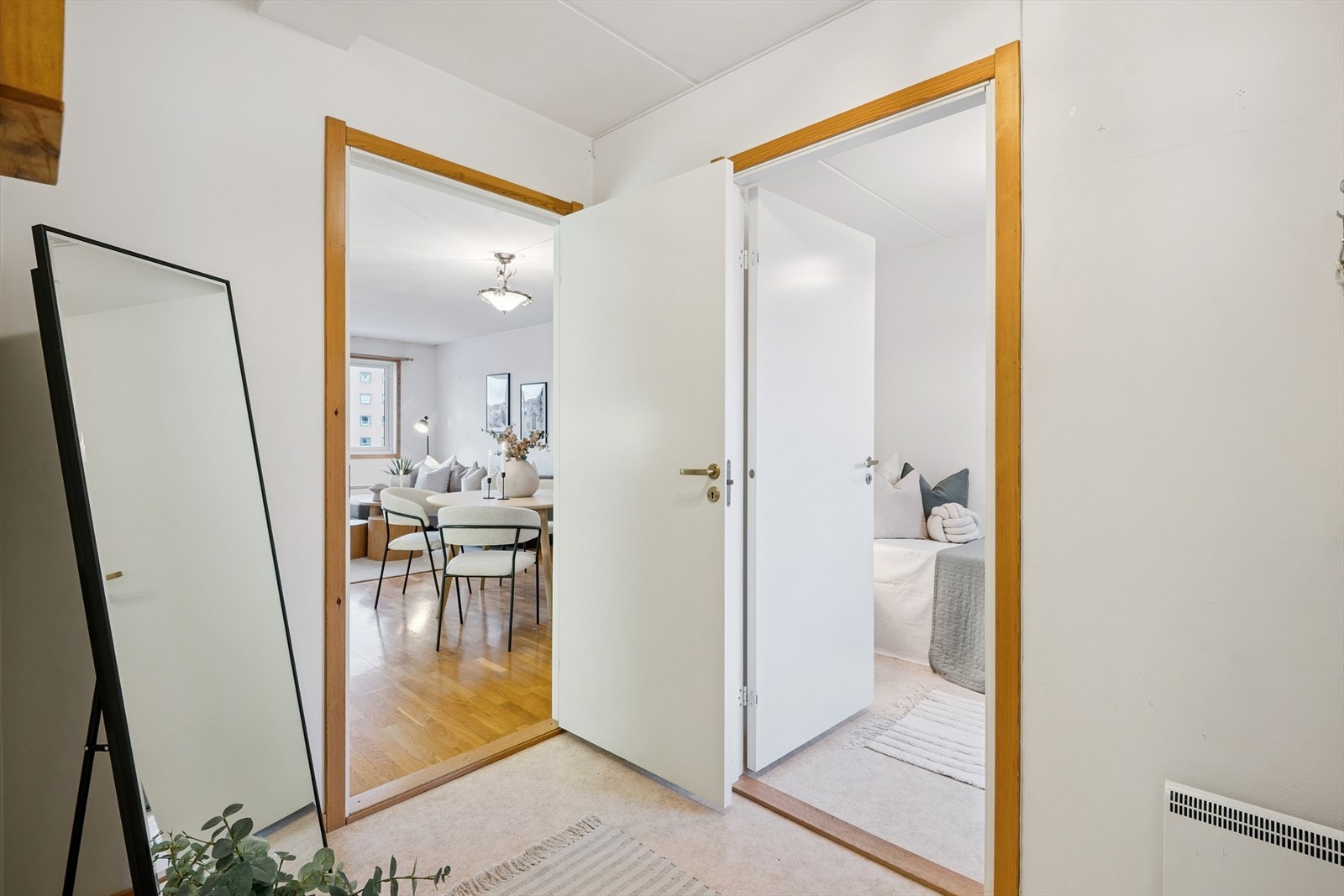 Fra entréen er det tilgang til leilighetens øvrige rom. Galleribilde