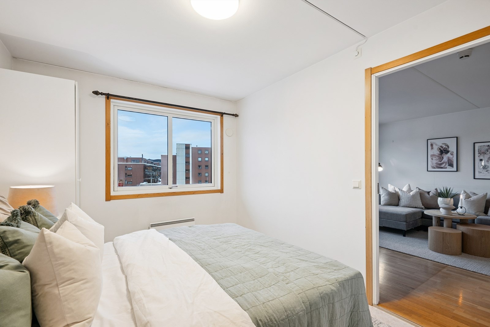 Hovedsoverommet ligger innenfor stuen med vindu mot sør. Galleribilde