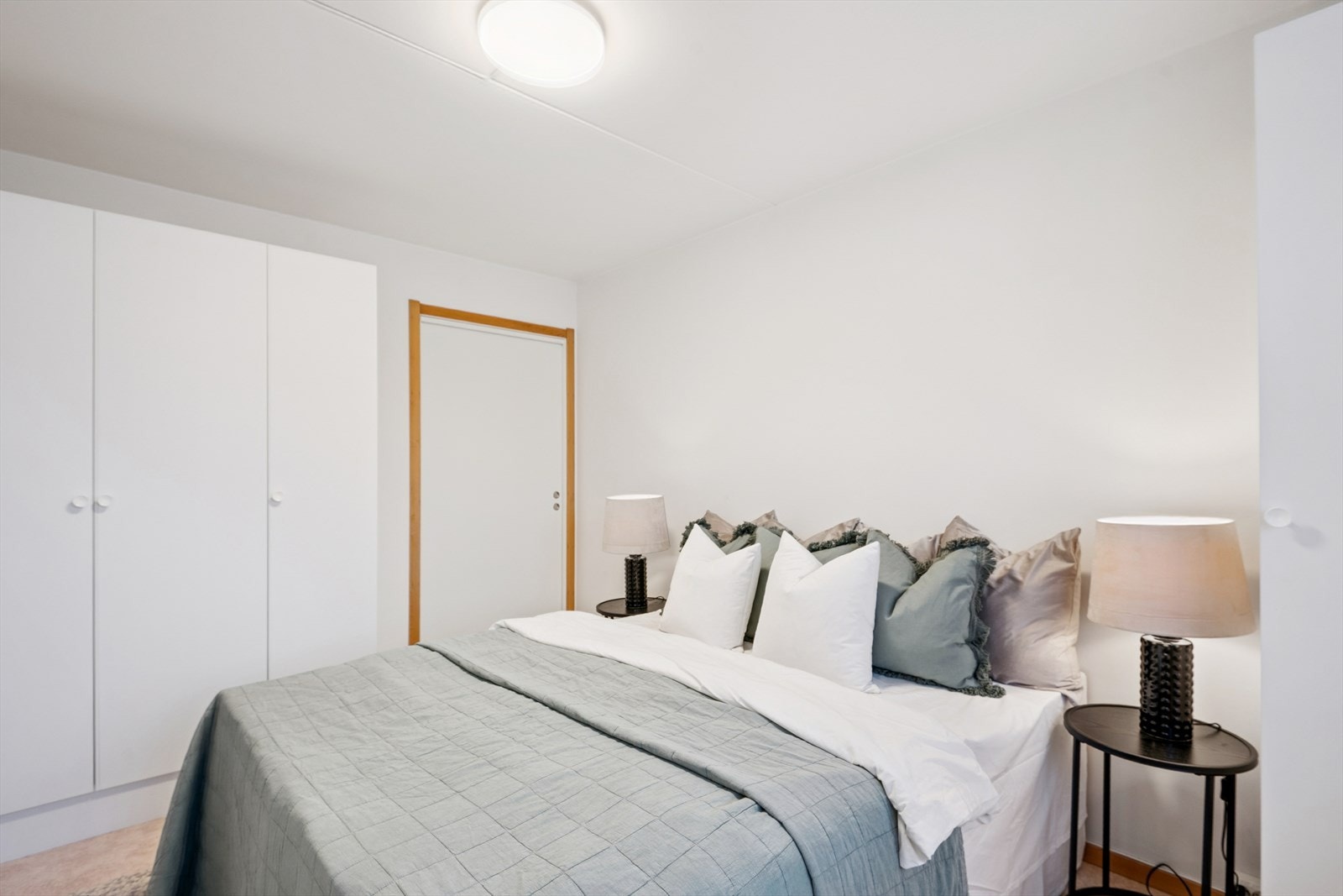 Rommet er romslig og har god plass til dobbeltseng. her ligger også leilighetens bod/walk-in. Galleribilde