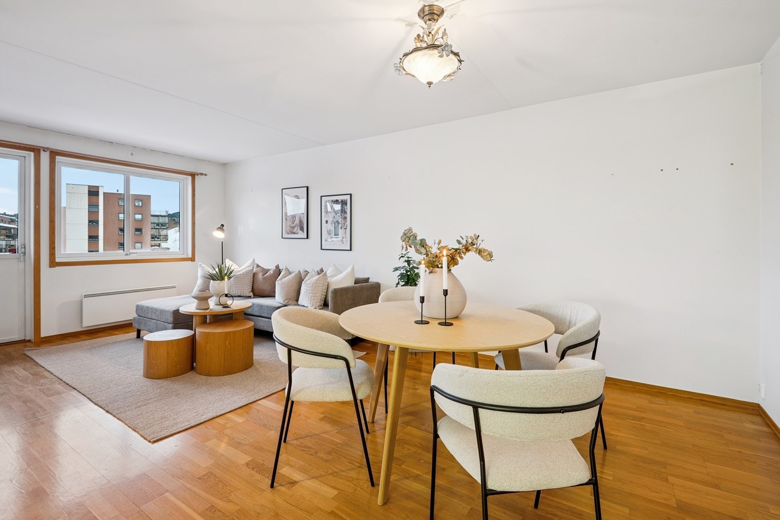 I overgangen mellom kjøkken og stue er det en naturlig plassering for spisegruppen. Galleribilde