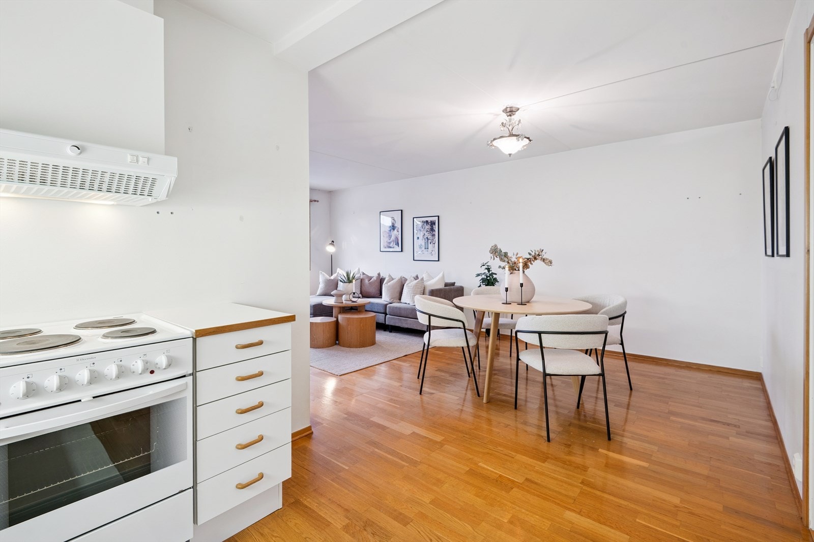 Kjøkkeninnredningen har hvite, glatte fronter, samt hvit benkeplate. Dette gir kjøkkenet en fin helhet. Galleribilde