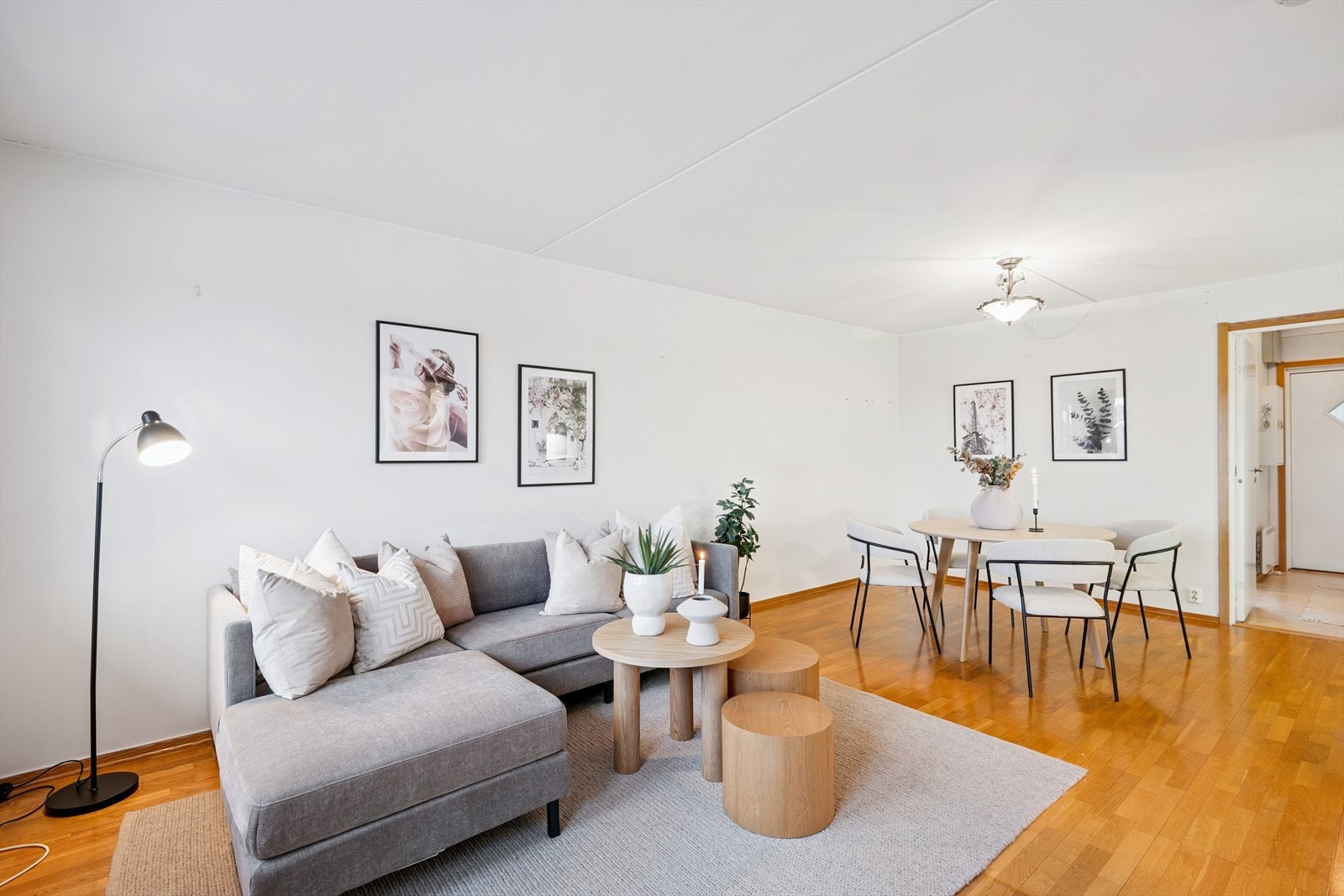 Stuen har også godt med veggplass til hyller og reoler. Galleribilde