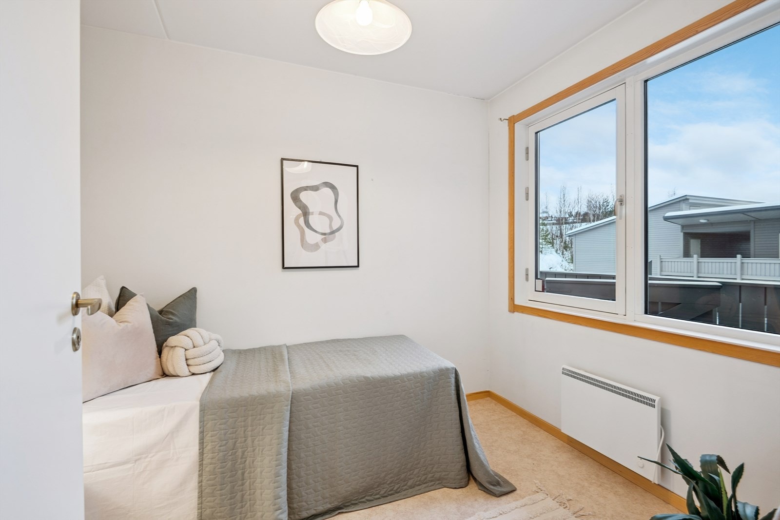 Rommet har, som resten av leiligheten, lyse overflater. Galleribilde