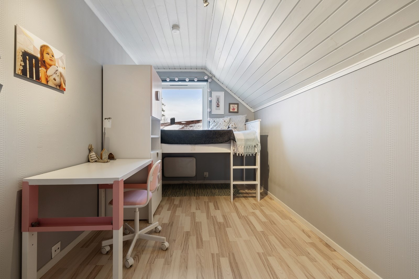 Rommet har laminatgulv og malt panel, med plass til seng og skrivebord. Galleribilde