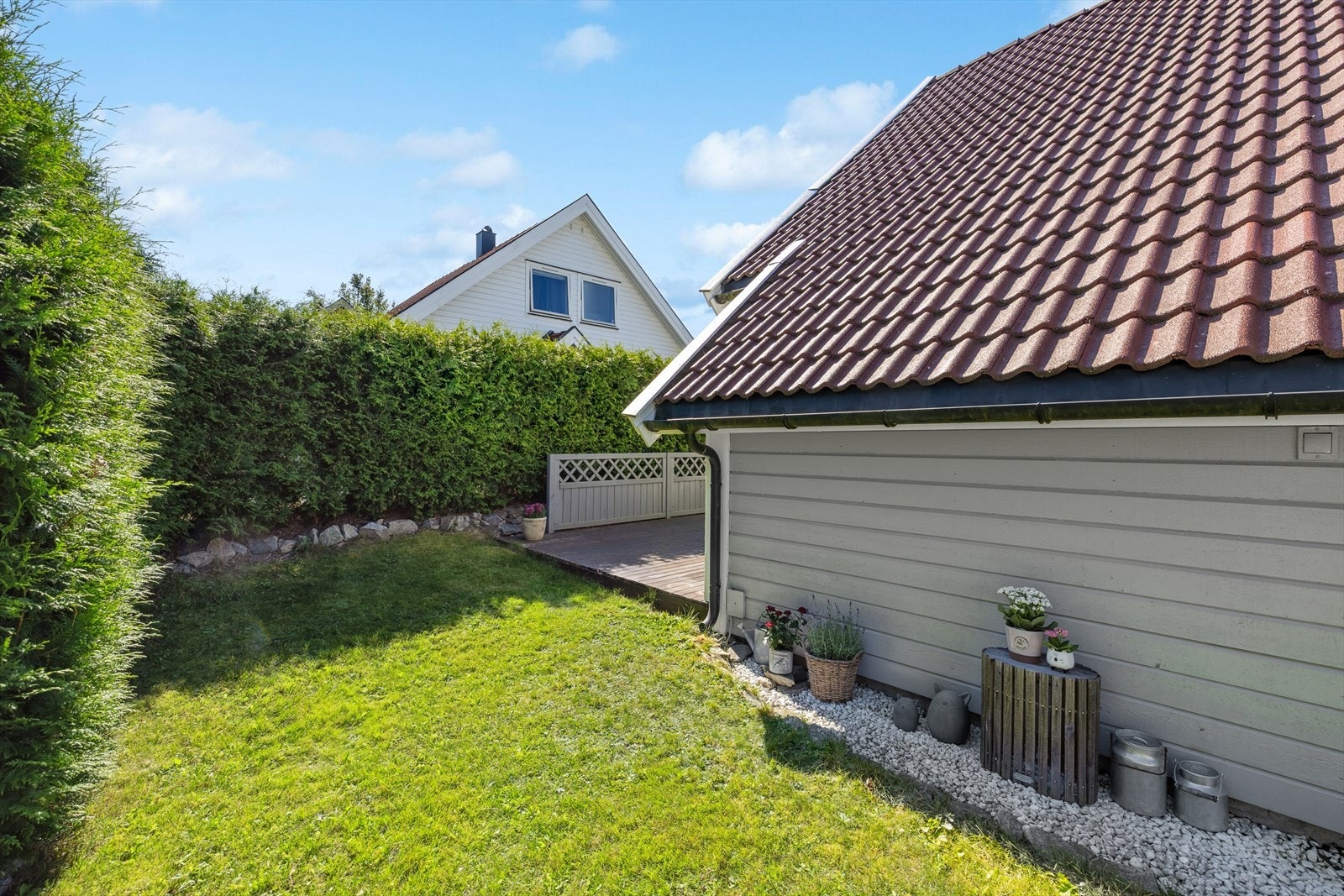 Tomten fremstår som lettstelt og velholdt, samtidig som den tilbyr flere koselige soner for avslapning og samvær. Galleribilde