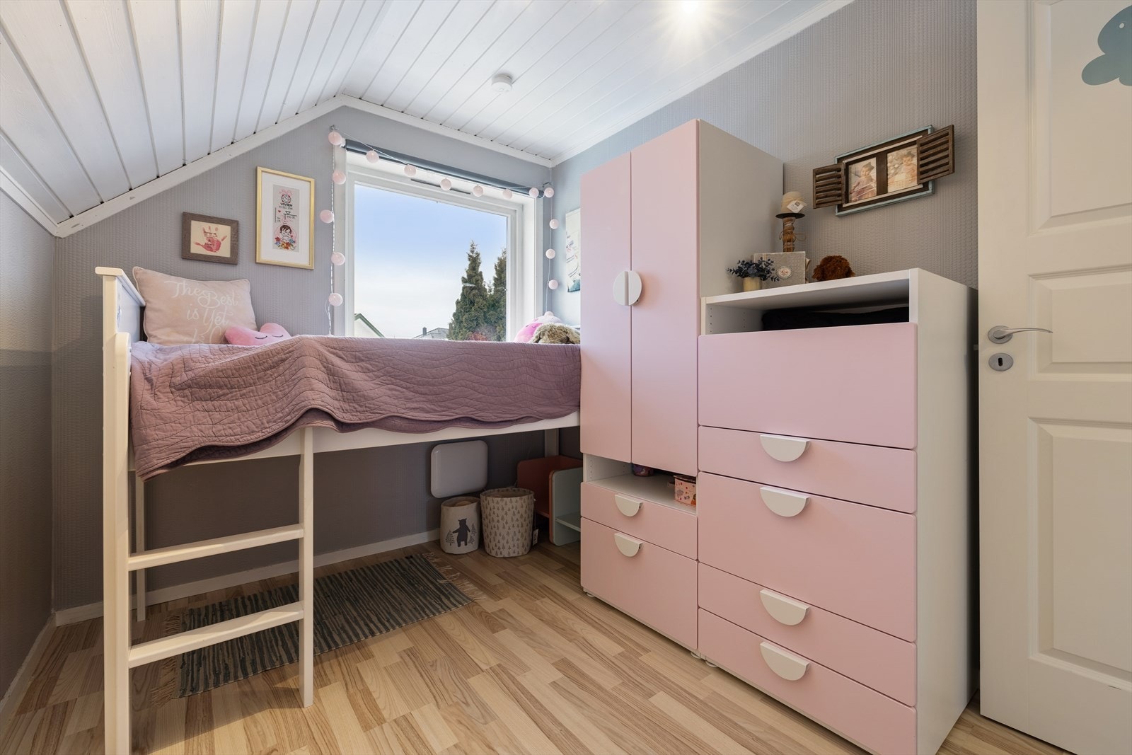 Kompakt rom med plass til seng og oppbevaring, ideelt for barn. Galleribilde