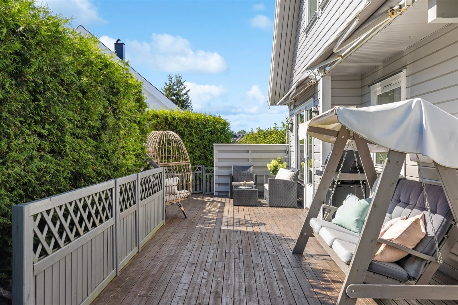 Terrassen har god plass til både sittegruppe, spiseplass og loungemøbler. Galleribilde