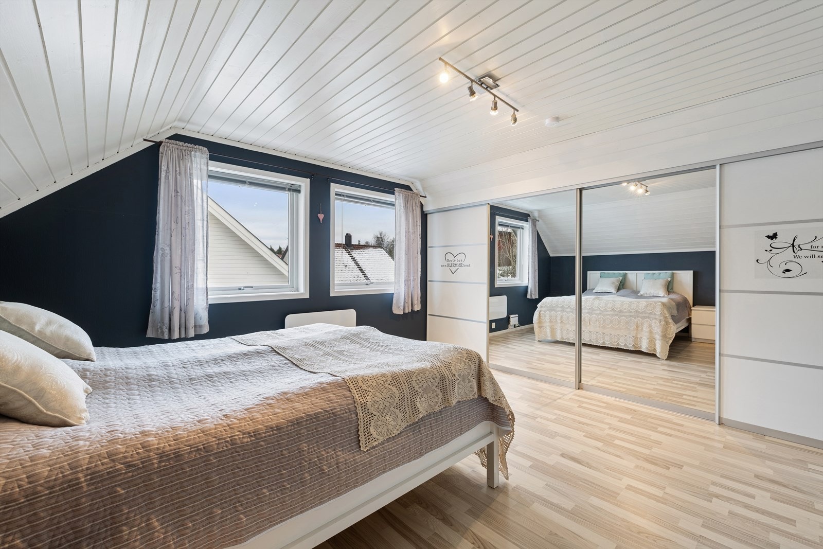 Hovedsoverommet har skyvedørsgarderobe med speilfronter som gir effektiv oppbevaring og romfølelse. Galleribilde