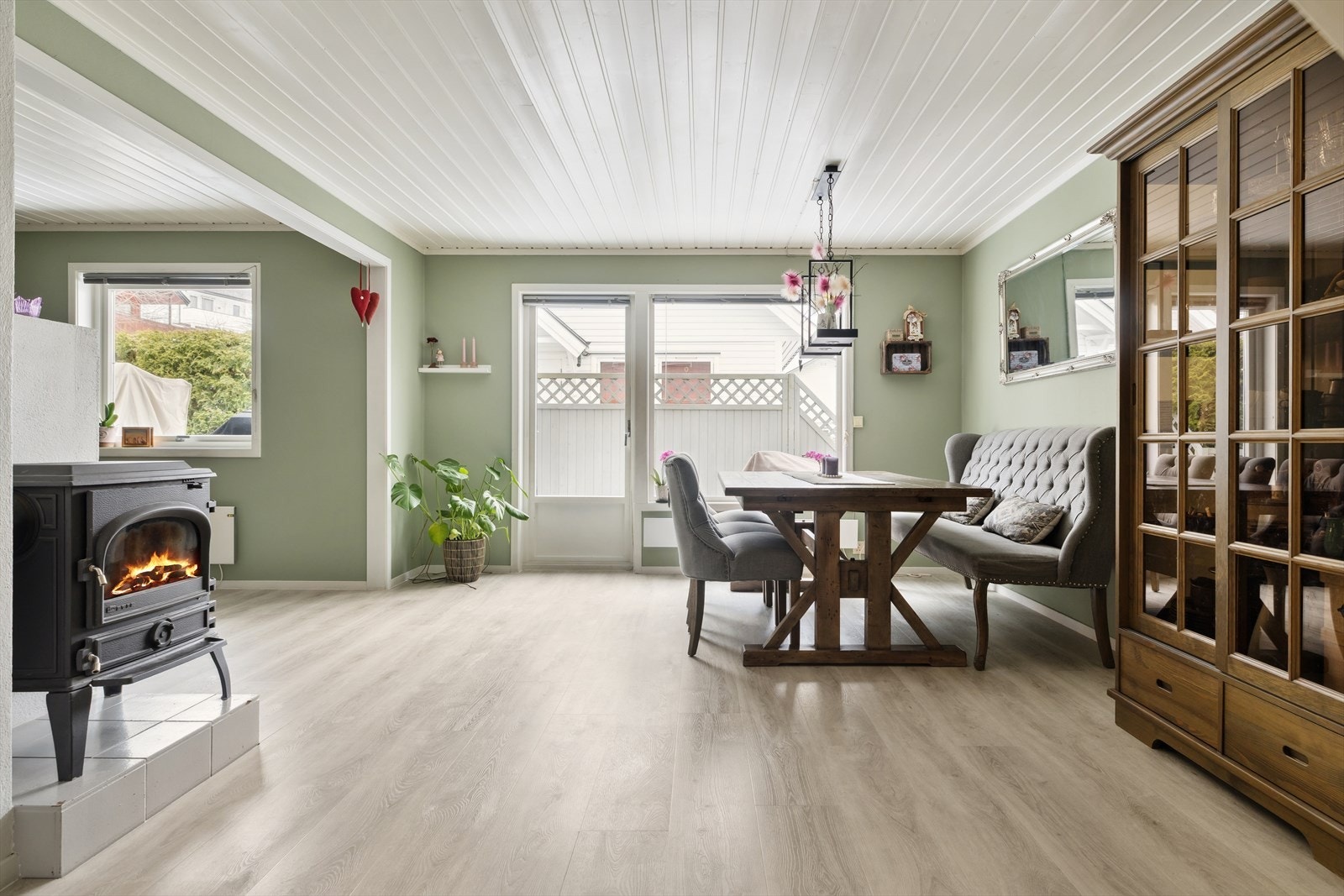 Boligen fremstår som godt vedlikeholdt både innvendig og utvendig, med gjennomgående god standard og moderne materialvalg. Galleribilde