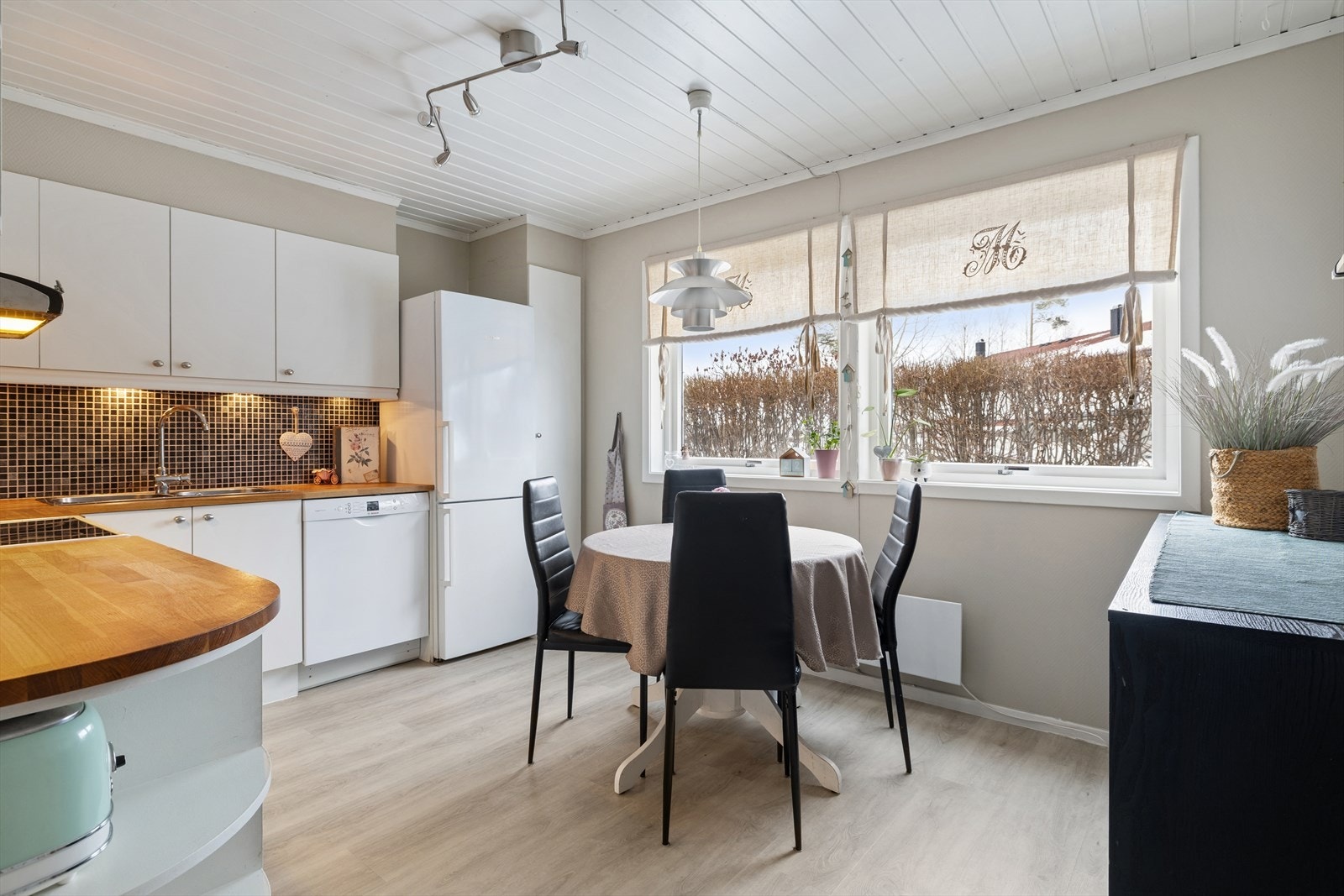 Store vinduer i spiseområdet gir godt med naturlig lys og utsyn til hagen. Galleribilde