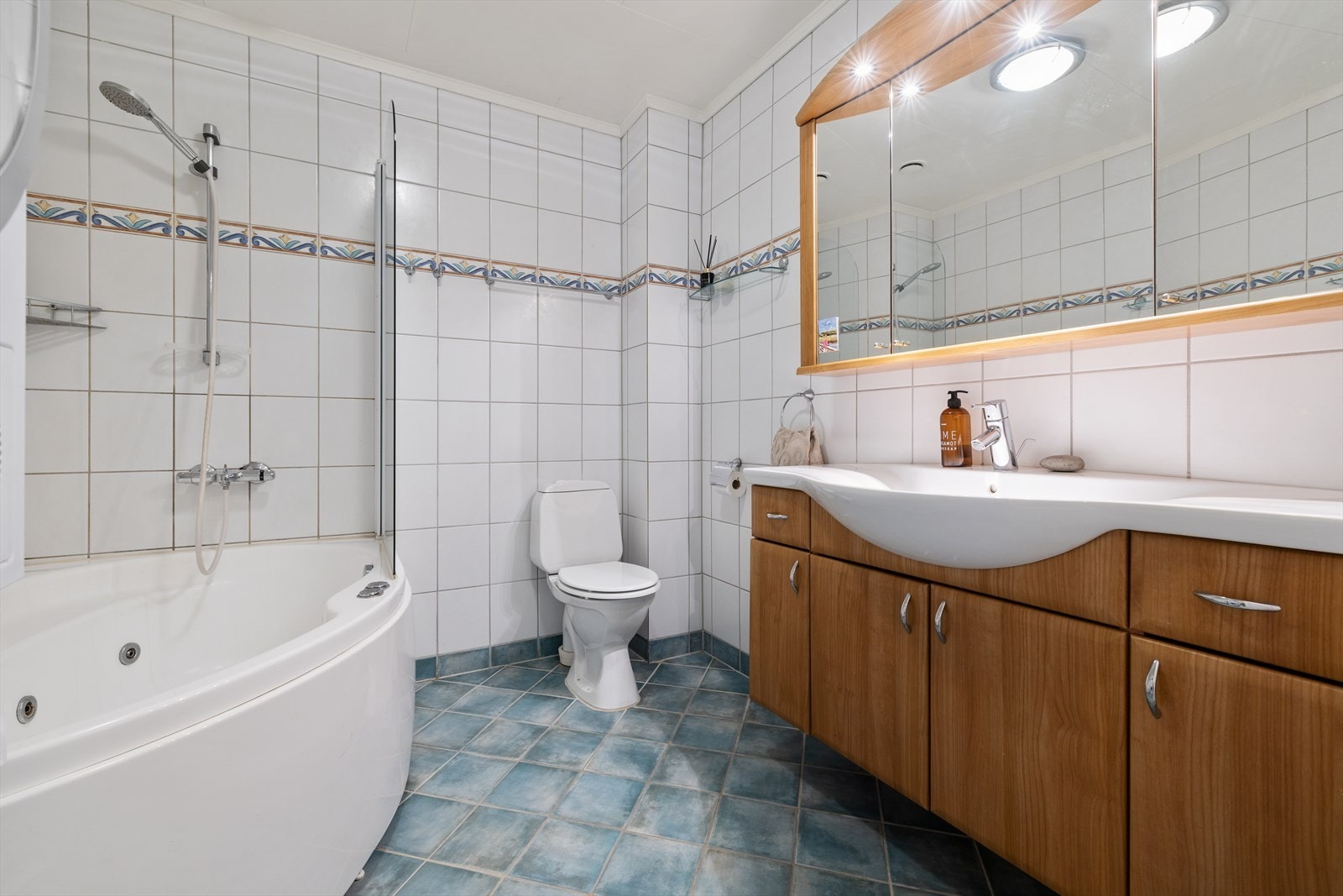 Badet ble oppgradert i 2004 og har flislagte vegger og gulv med gulvvarme. Galleribilde