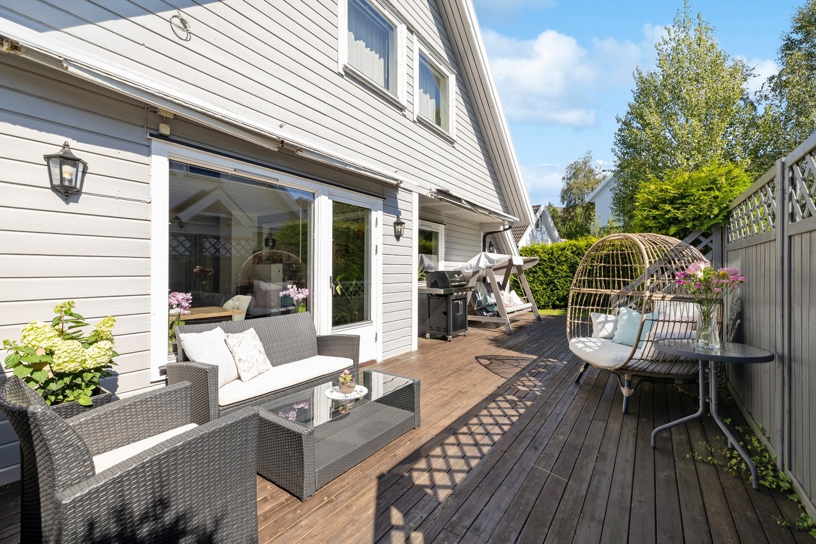 Skjermet og solrik terrasse. Galleribilde