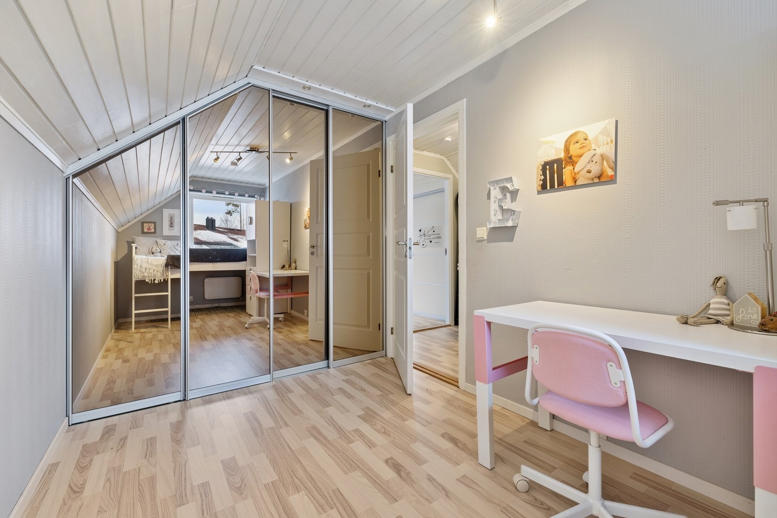 Skyvedørsgarderobe med speil gir rommet en moderne følelse og praktisk oppbevaring. Galleribilde