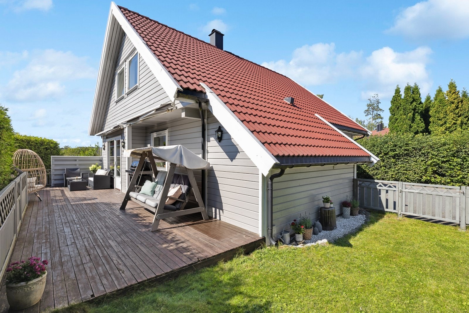 Eiendommen byr på en solrik terrasse på 34 kvm, og en opparbeidet hage med god boltreplass for familien. Galleribilde
