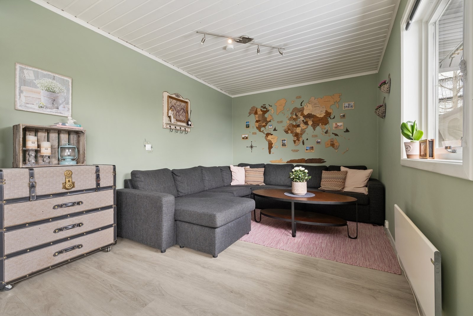 Oppholdsrommets gode utforming gir fleksible muligheter for naturlig soneinndeling. Galleribilde